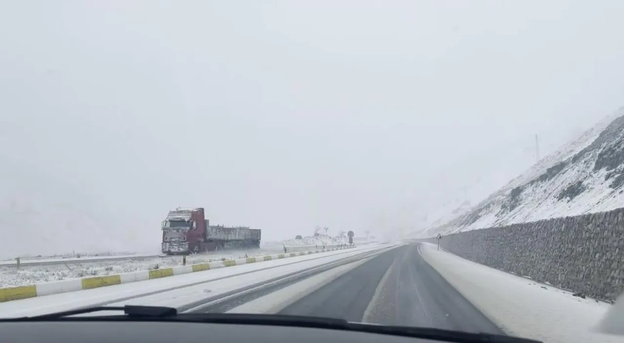 Mayıs ayında lapa lapa kar yağdı! Her yer bir anda beyaza büründü
