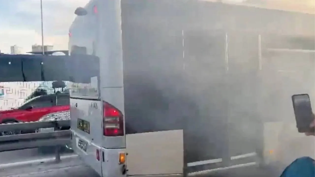 Metrobüste korku dolu anlar! Bir anda dumanlar yükseldi