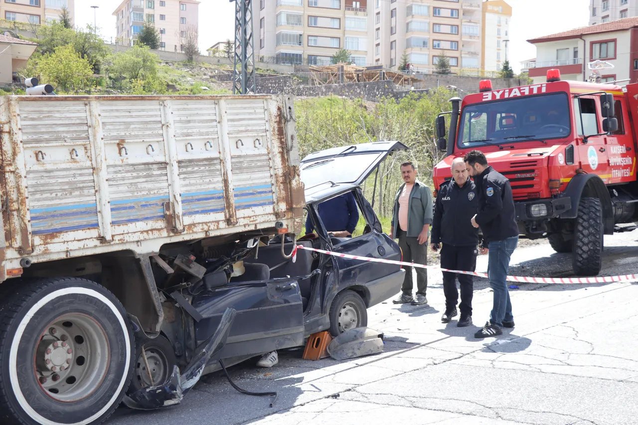 Otomobil kamyonun altına girdi; anne ve oğlunu ölüm ayırdı