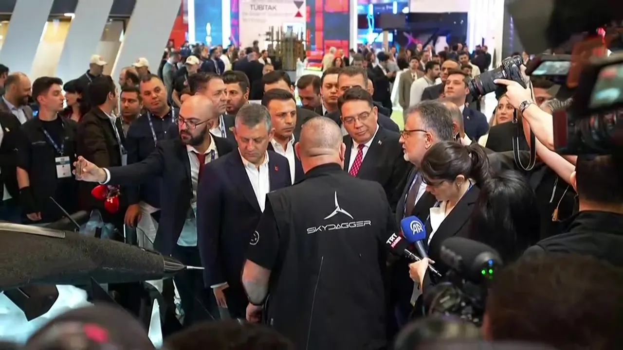 Özgür Özel'den SAHA 2026'ya sürpriz ziyaret: Etkilenmediğim yok, hepsi harika!