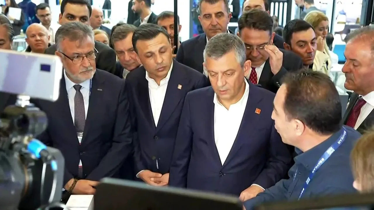 Özgür Özel'den SAHA 2026'ya sürpriz ziyaret: Etkilenmediğim yok, hepsi harika!
