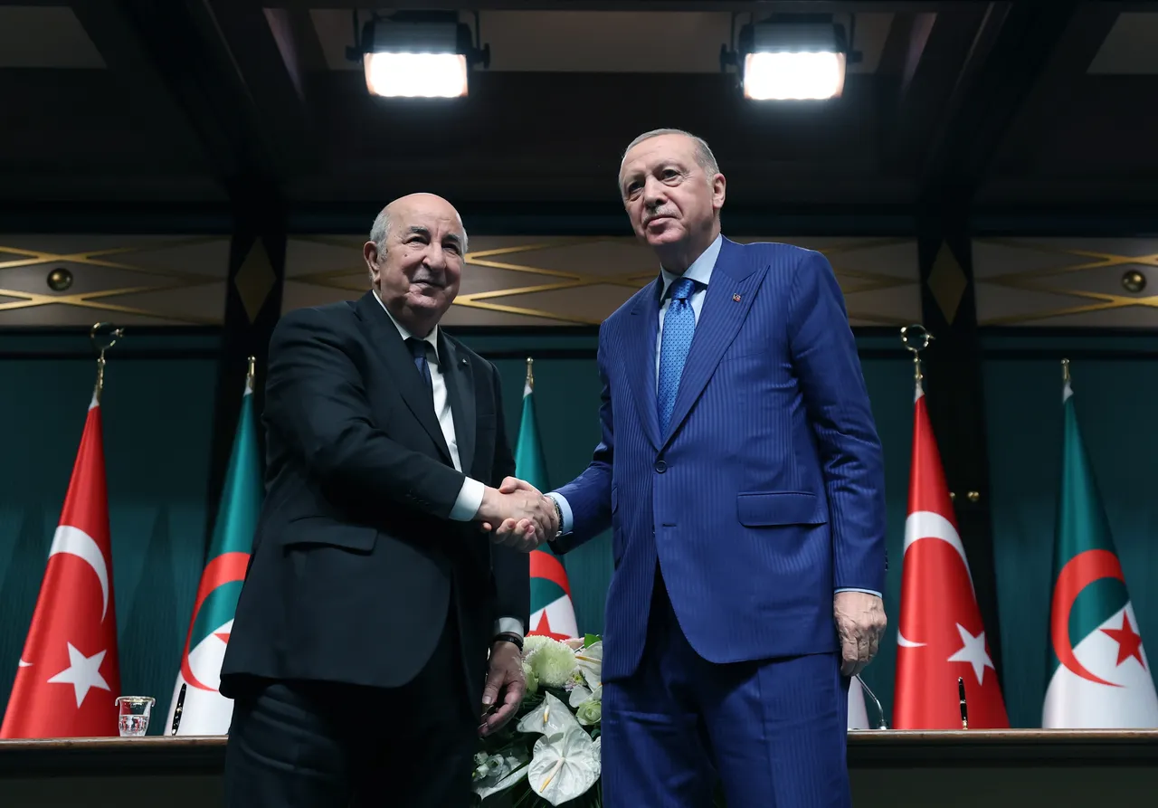 Cumhurbaşkanı Erdoğan ve Cezayir Cumhurbaşkanı Abdülmecid Tebbun, Cumhurbaşkanlığı Külliyesi'nde Yüksek Düzeyli Strateji Konseyi Toplantısı'na katılmasının ardından çeşitli alanlardaki anlaşmaların imza törenine başkanlık etti ve ortak basın toplantısı düzenledi.