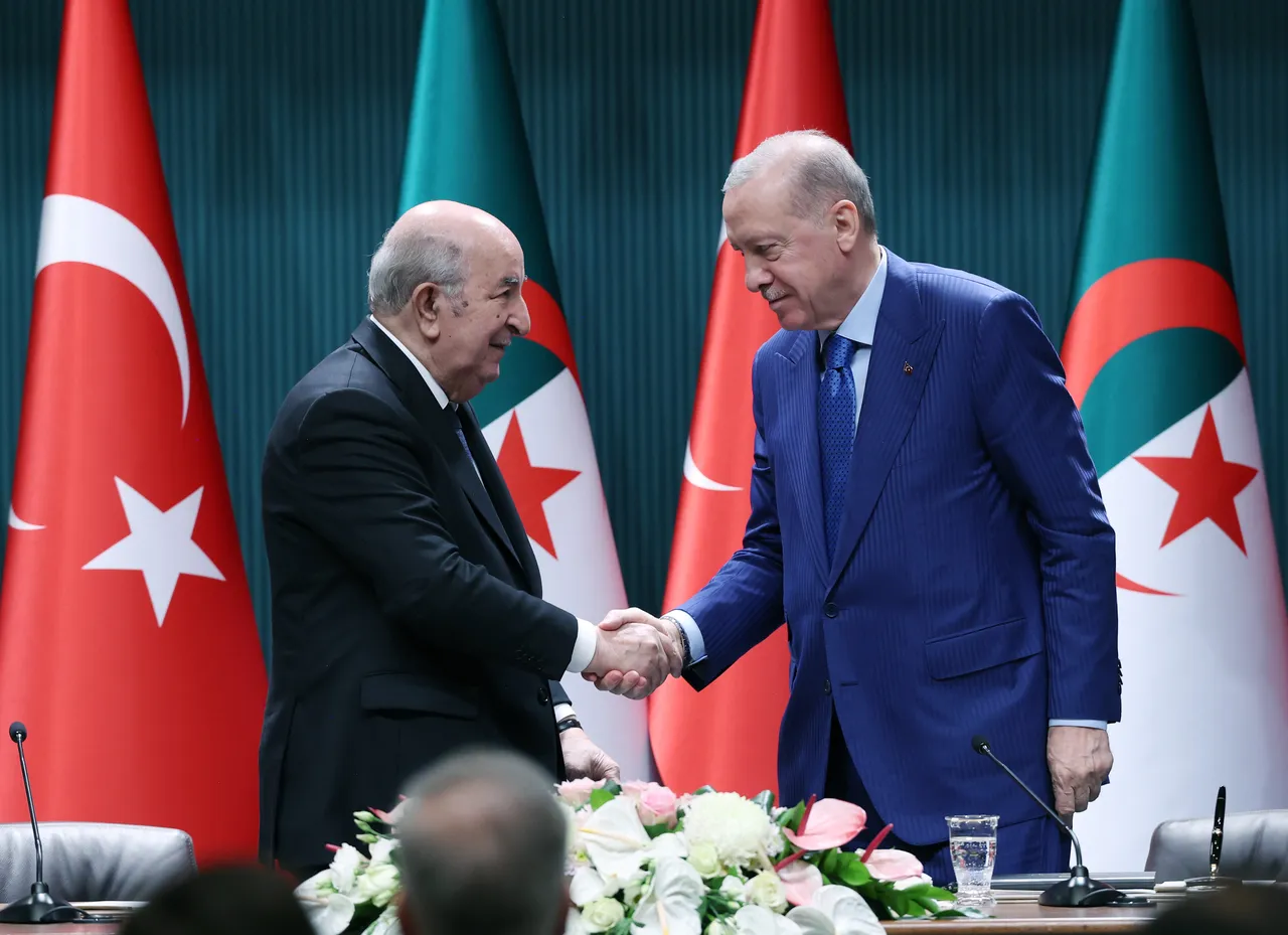 Cumhurbaşkanı Erdoğan ve Cezayir Cumhurbaşkanı Abdülmecid Tebbun, Cumhurbaşkanlığı Külliyesi'nde Yüksek Düzeyli Strateji Konseyi Toplantısı'na katılmasının ardından çeşitli alanlardaki anlaşmaların imza törenine başkanlık etti ve ortak basın toplantısı düzenledi.