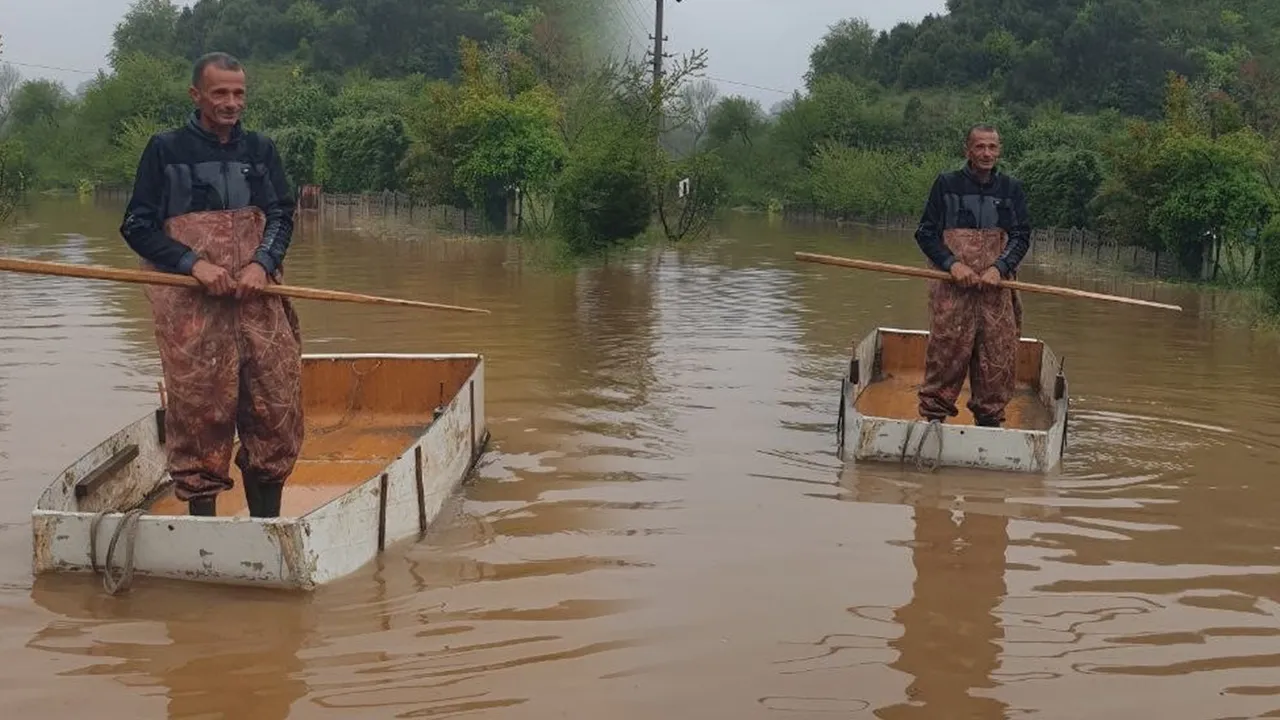 Venedik değil Sakarya! Caddeler göle döndü, evine kayıkla döndü