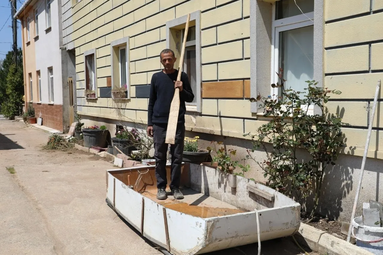 Venedik değil Sakarya! Caddeler göle döndü, evine kayıkla döndü