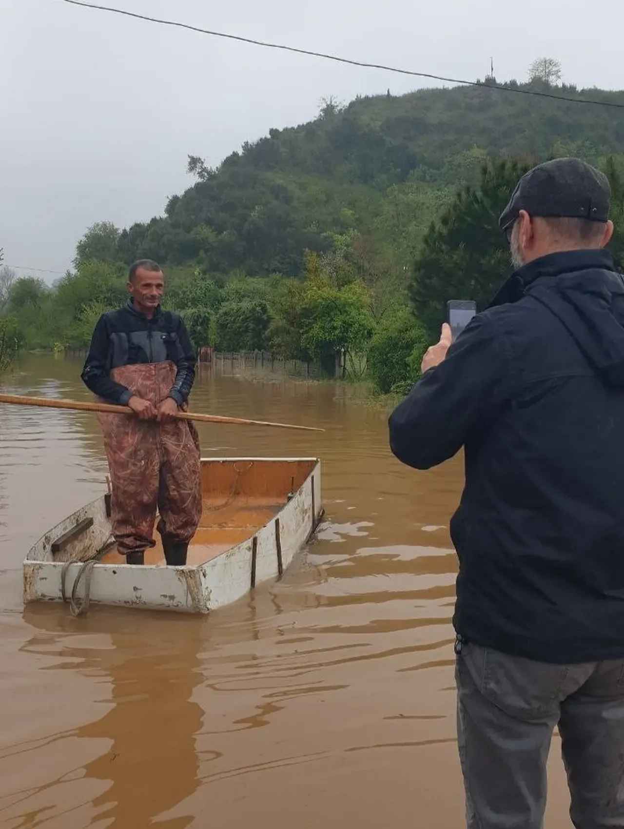Venedik değil Sakarya! Caddeler göle döndü, evine kayıkla döndü