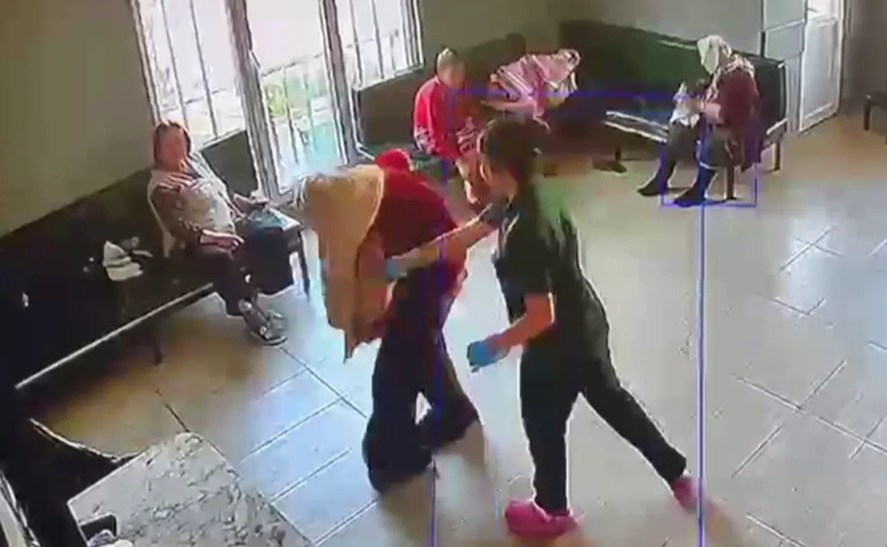 Bakım merkezinde yaşlılara işkence! Yüzüne tükürüp vurdu