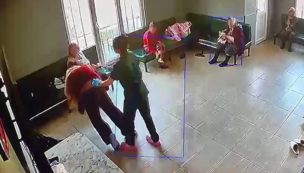 Bakım merkezinde yaşlılara işkence! Yüzüne tükürüp vurdu