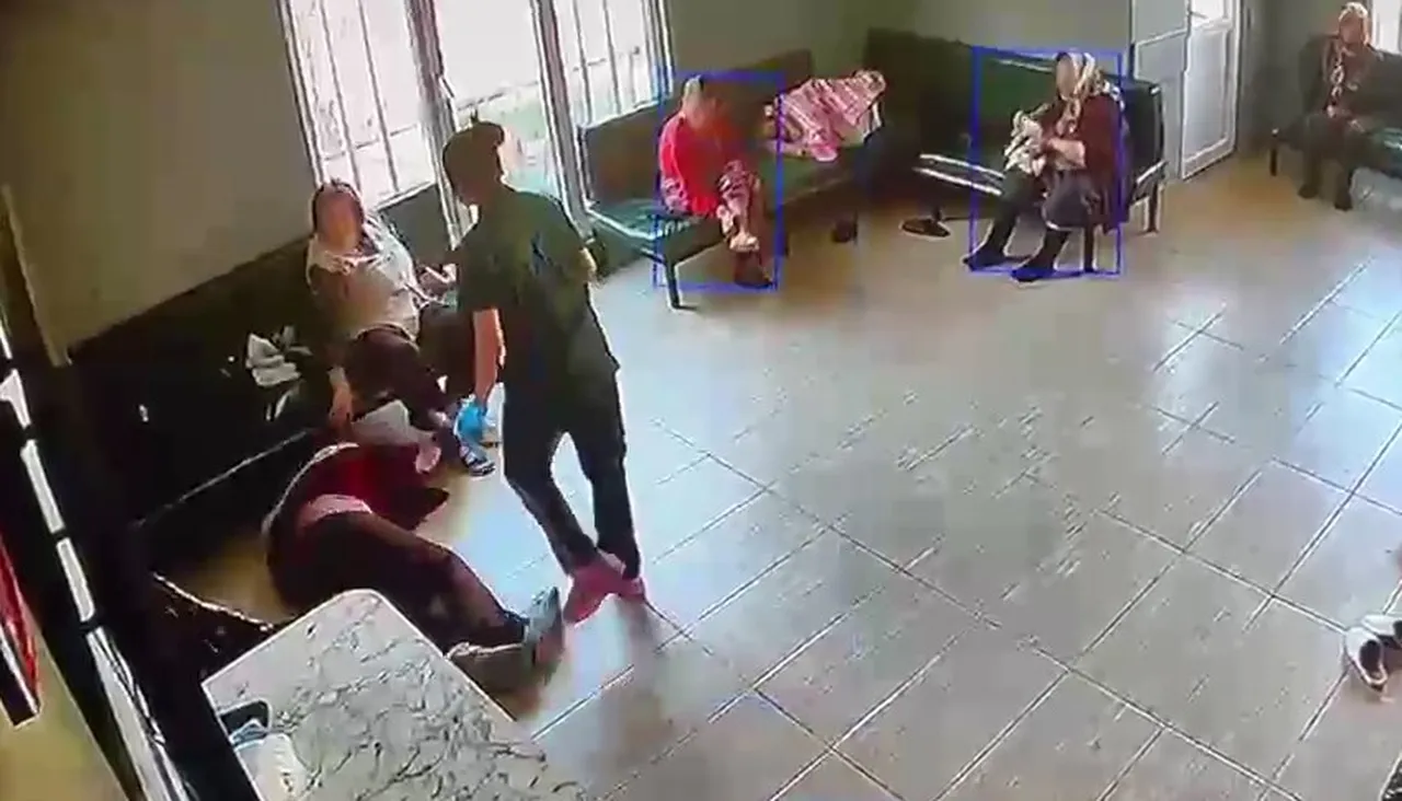 Bakım merkezinde yaşlılara işkence! Yüzüne tükürüp vurdu