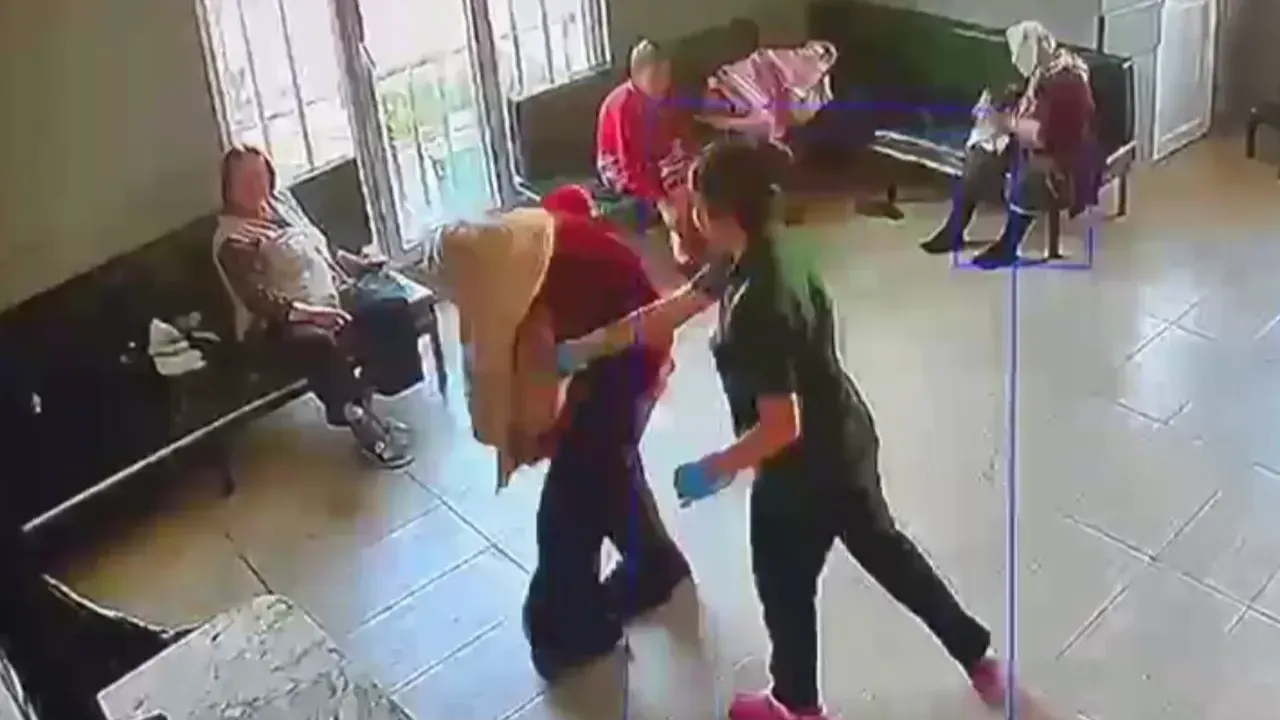YÜZÜNE TÜKÜRÜP...