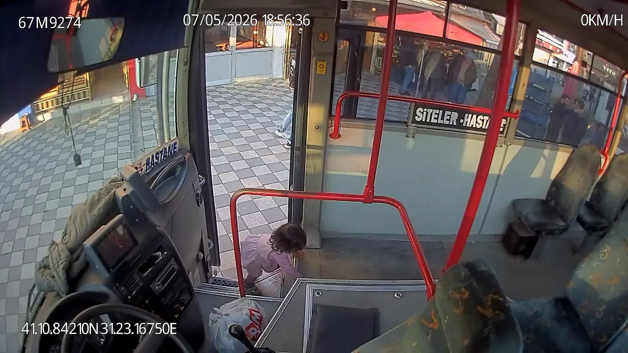 ‘Bebek Firarda’ filmini akıllara getiren olay… Otobüse emekleyerek bindi, şoför son anda fark etti