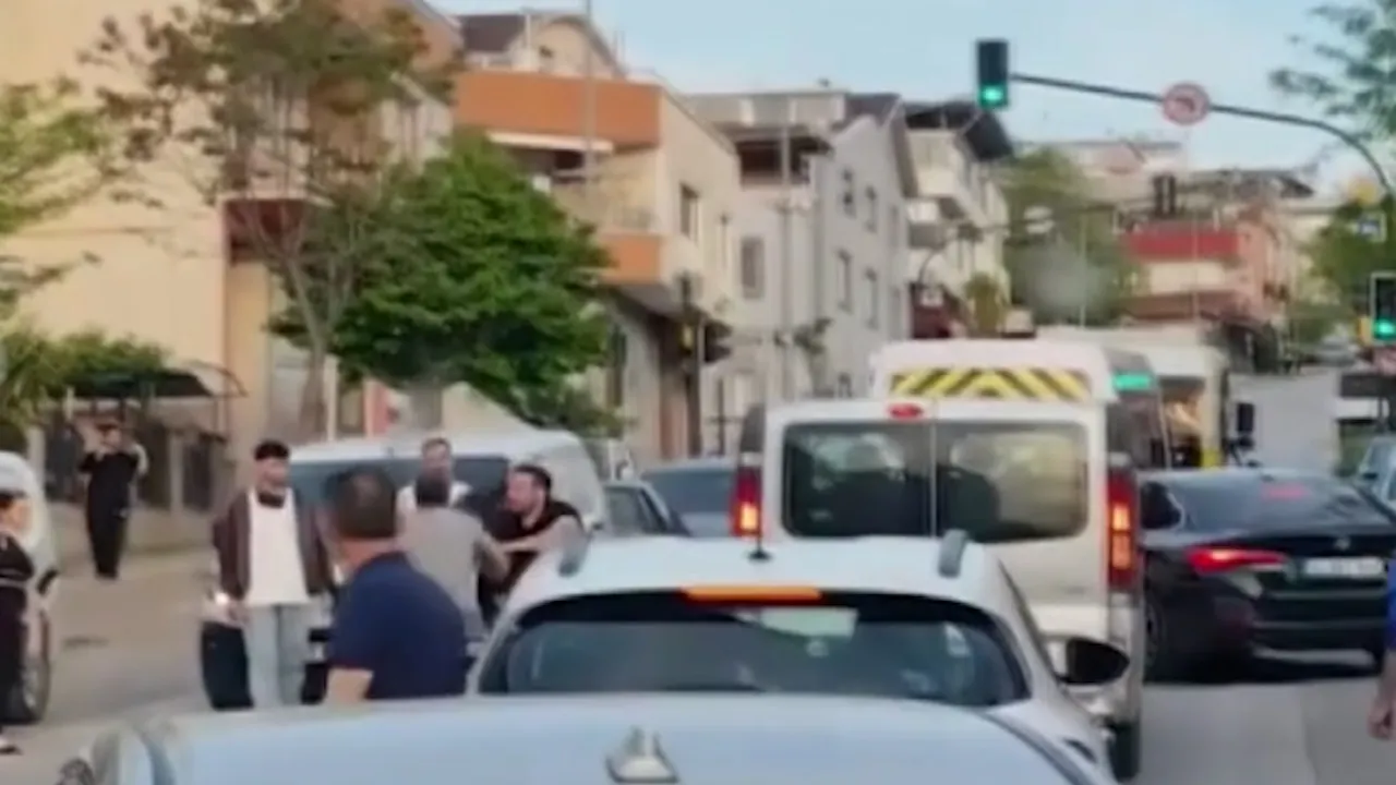 Bursa'da trafikte dehşet! Döner bıçağıyla saldırdığı o anlar kamerada