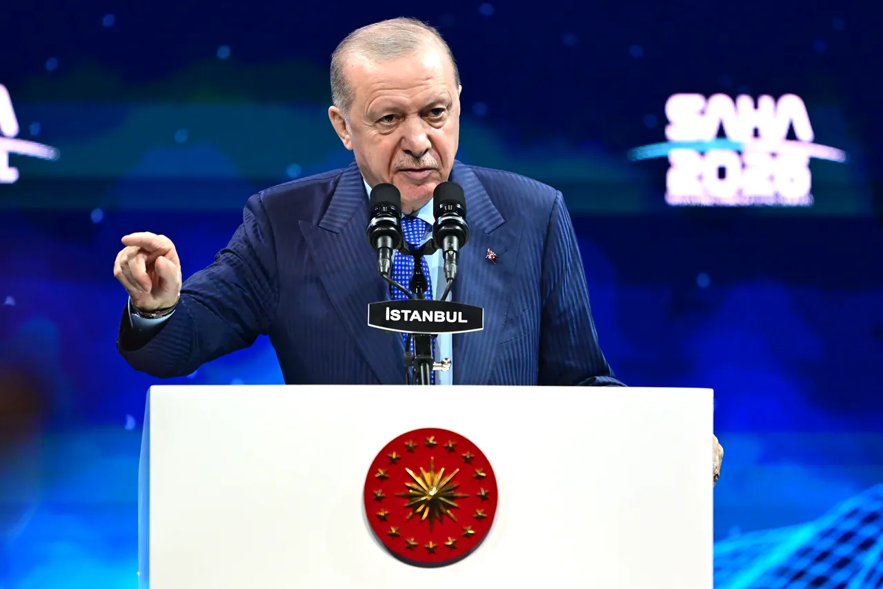 Cumhurbaşkanı Erdoğan SAHA 2026'da! Fuarı ziyaret eden Özel'e gönderme yaptı