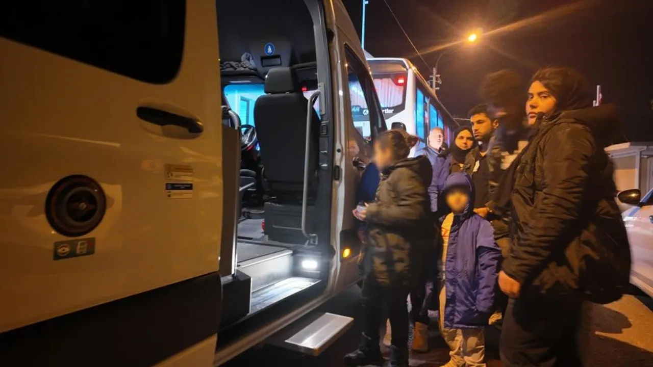 İzmir açıklarında yarı batık halde bulunan göçmen botunda 1 çocuk hayatını kaybetti