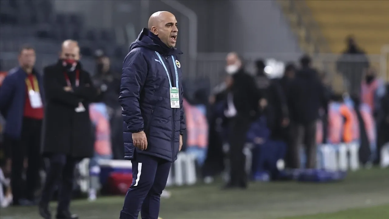 Fenerbahçe Can Bartu Tesisleri'ndeki antrenman, yardımcı antrenör Zeki Murat Göle yönetiminde gerçekleştirildi.