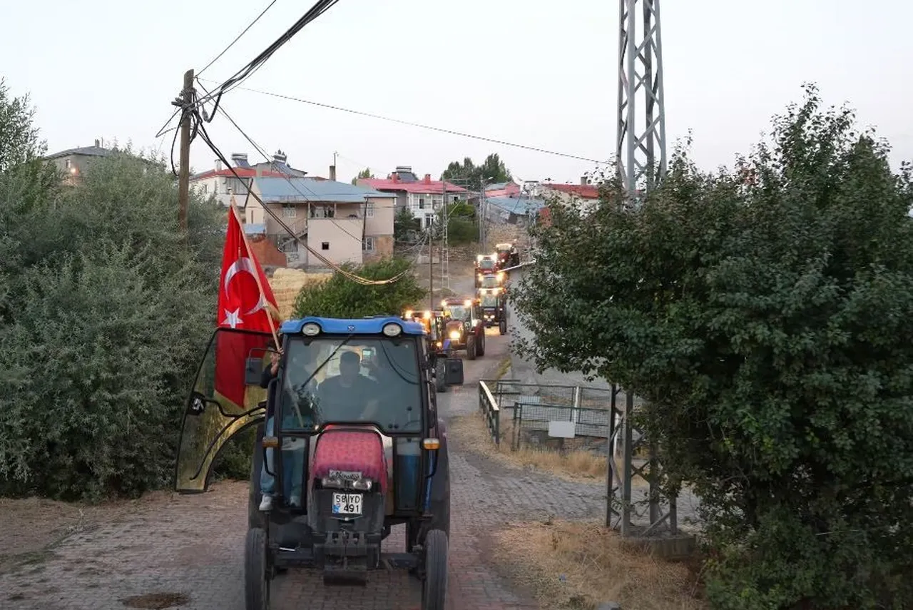 Köyün geleneği oldu! Yıllardır özel günlerde yapılıyor, traktörüne binen konvoya katılıyor