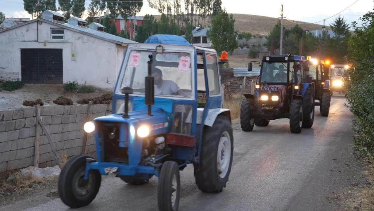 Köyün geleneği oldu! Yıllardır özel günlerde yapılıyor, traktörüne binen konvoya katılıyor