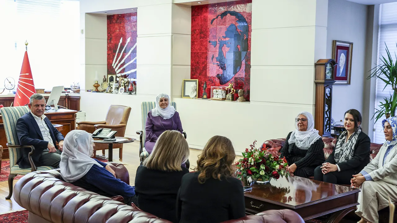 CHP Genel Başkanı Özgür Özel, DEM Parti Sözcüsü Ayşegül Doğan ve Diyarbakır Milletvekili Adalet Kaya'nın eşlik ettiği "Barış Anneleri" heyetini kabul etti.  CHP Genel Merkezi'nde yaklaşık bir saat süren görüşme, basına kapalı gerçekleşti.