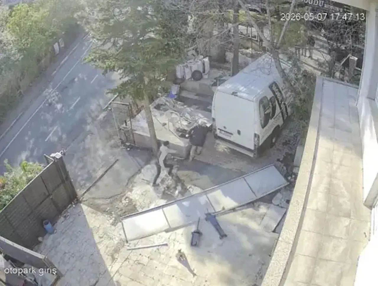 Sarıyer'de 74 yaşındaki adama sopalı işkence! Dehşet anları kamerada