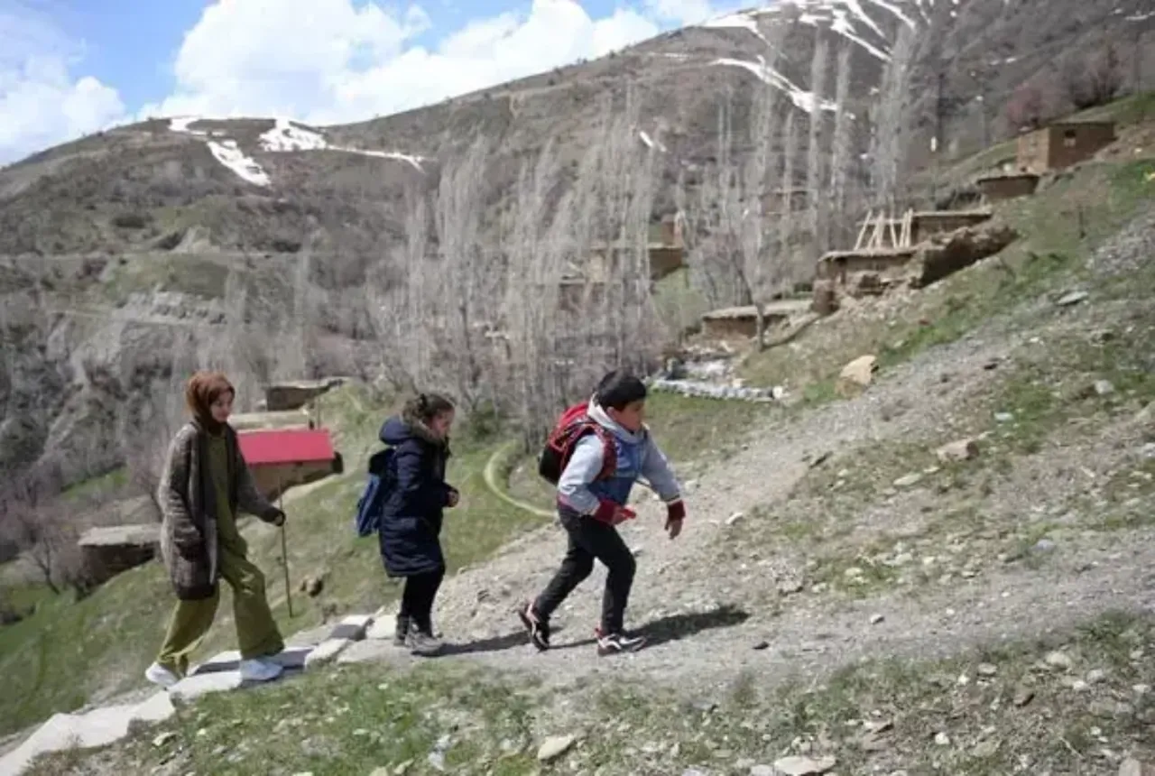 Sarp kayalıklardaki köyde öğrencilerini yolda karşılıyor: Komando değil öğretmen!