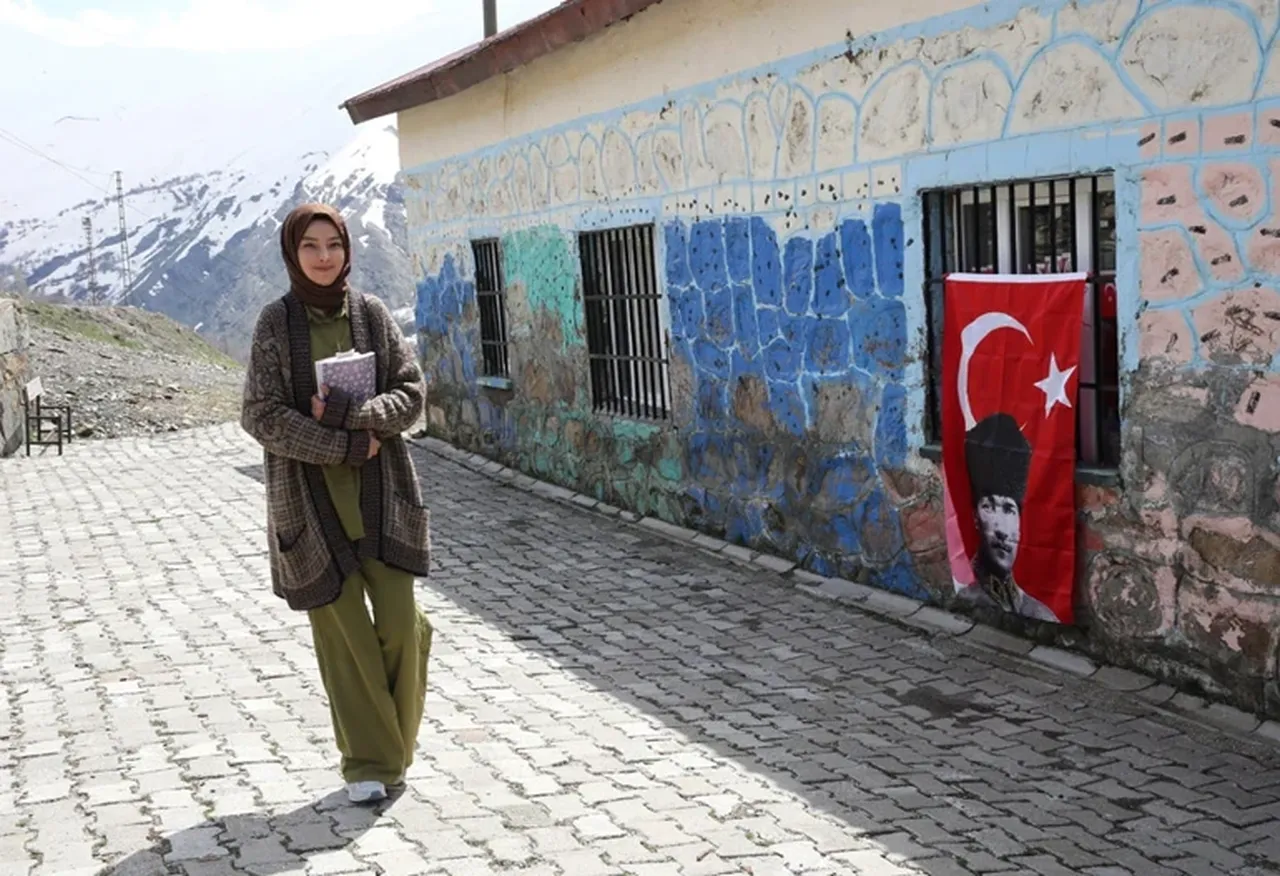 Sarp kayalıklardaki köyde öğrencilerini yolda karşılıyor: Komando değil öğretmen!