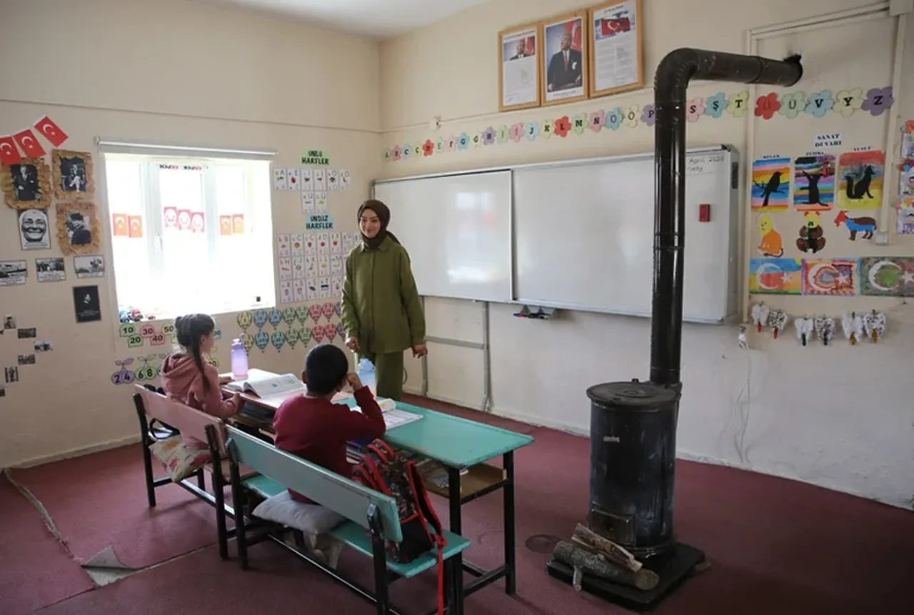 Sarp kayalıklardaki köyde öğrencilerini yolda karşılıyor: Komando değil öğretmen!