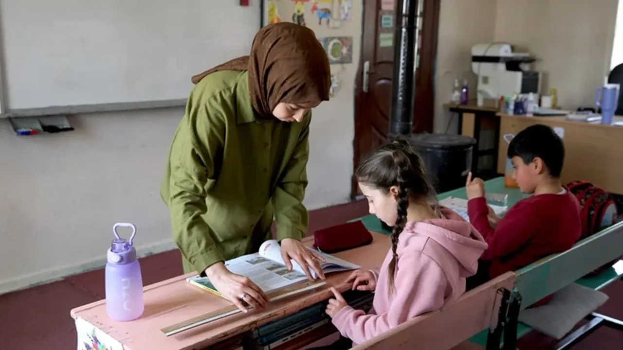 Sarp kayalıklardaki köyde öğrencilerini yolda karşılıyor: Komando değil öğretmen!