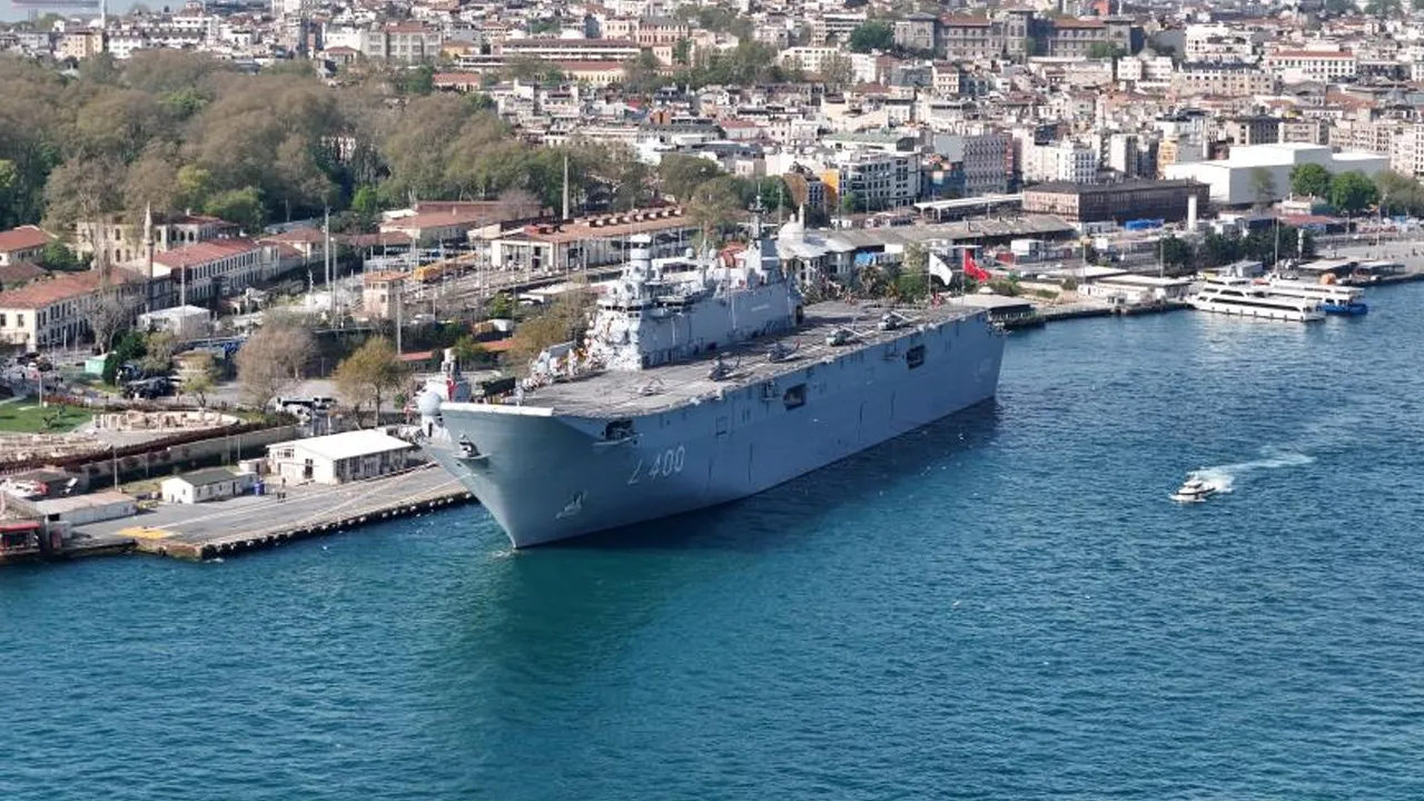 TCG Anadolu'ya turistlerden yoğun ilgi