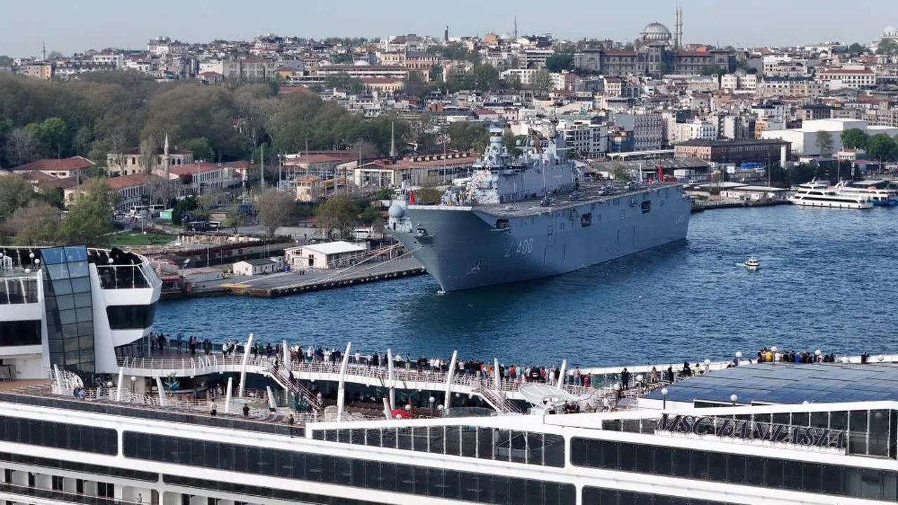 TCG Anadolu'ya turistlerden yoğun ilgi