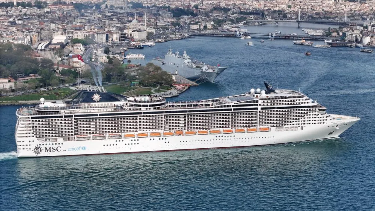 TCG Anadolu'ya turistlerden yoğun ilgi