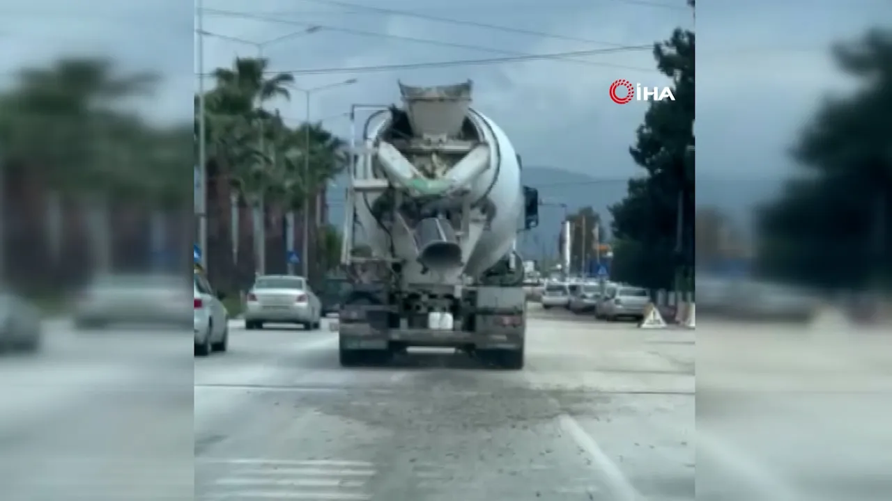 Trafiği tehlikeye attı, cezadan kaçamadı! Yollara beton dökerek ilerleyen mikser kamerada