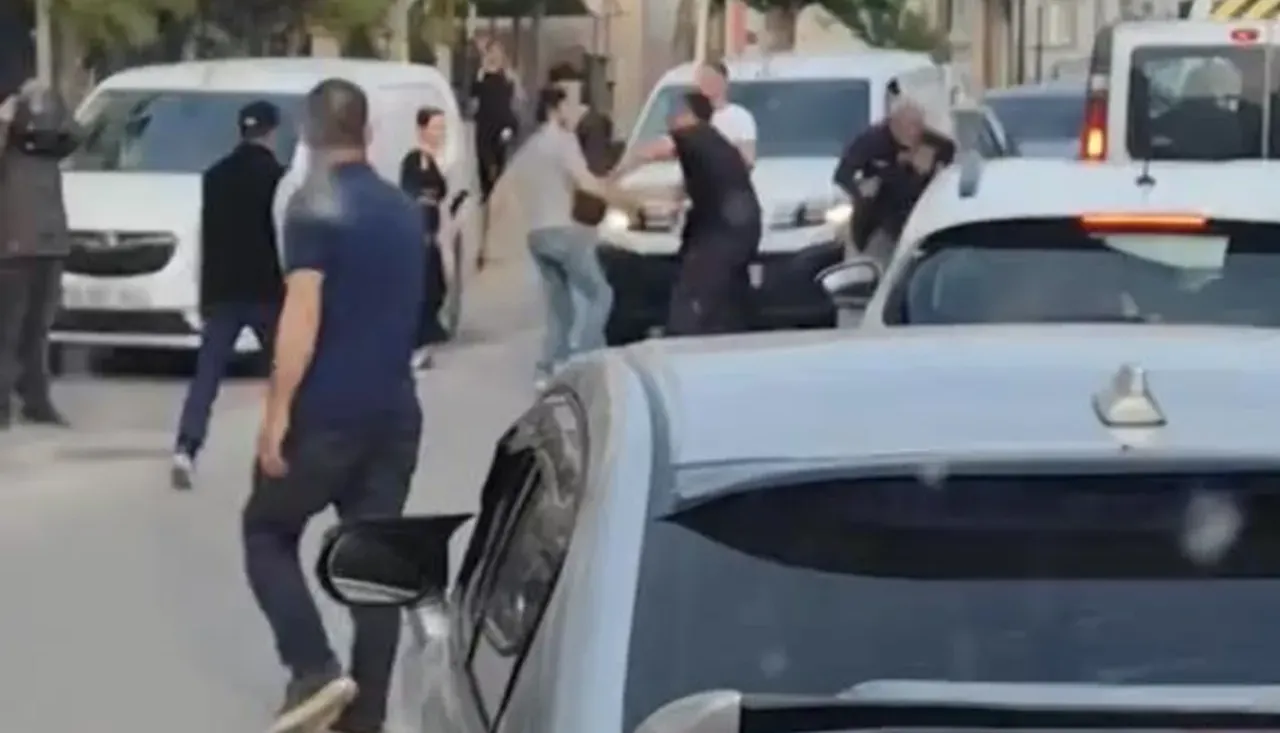 Trafikte döner bıçaklı kavga kamerada!