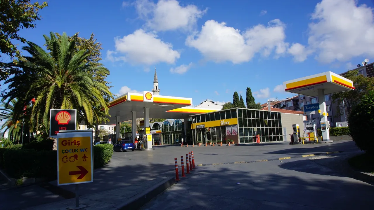 Şirket binası haline gelmeden önceki istasyon. Bu yıllara kadar türbe ziyaret edilebiliyordu.