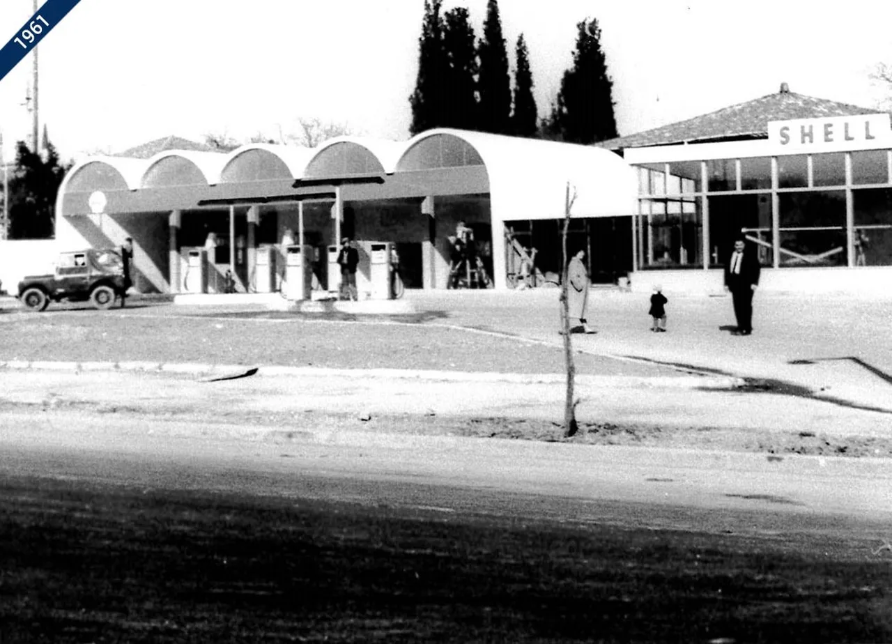 1950'li yıllarda  benzin istasyonu tekkenin üstüne kuruldu