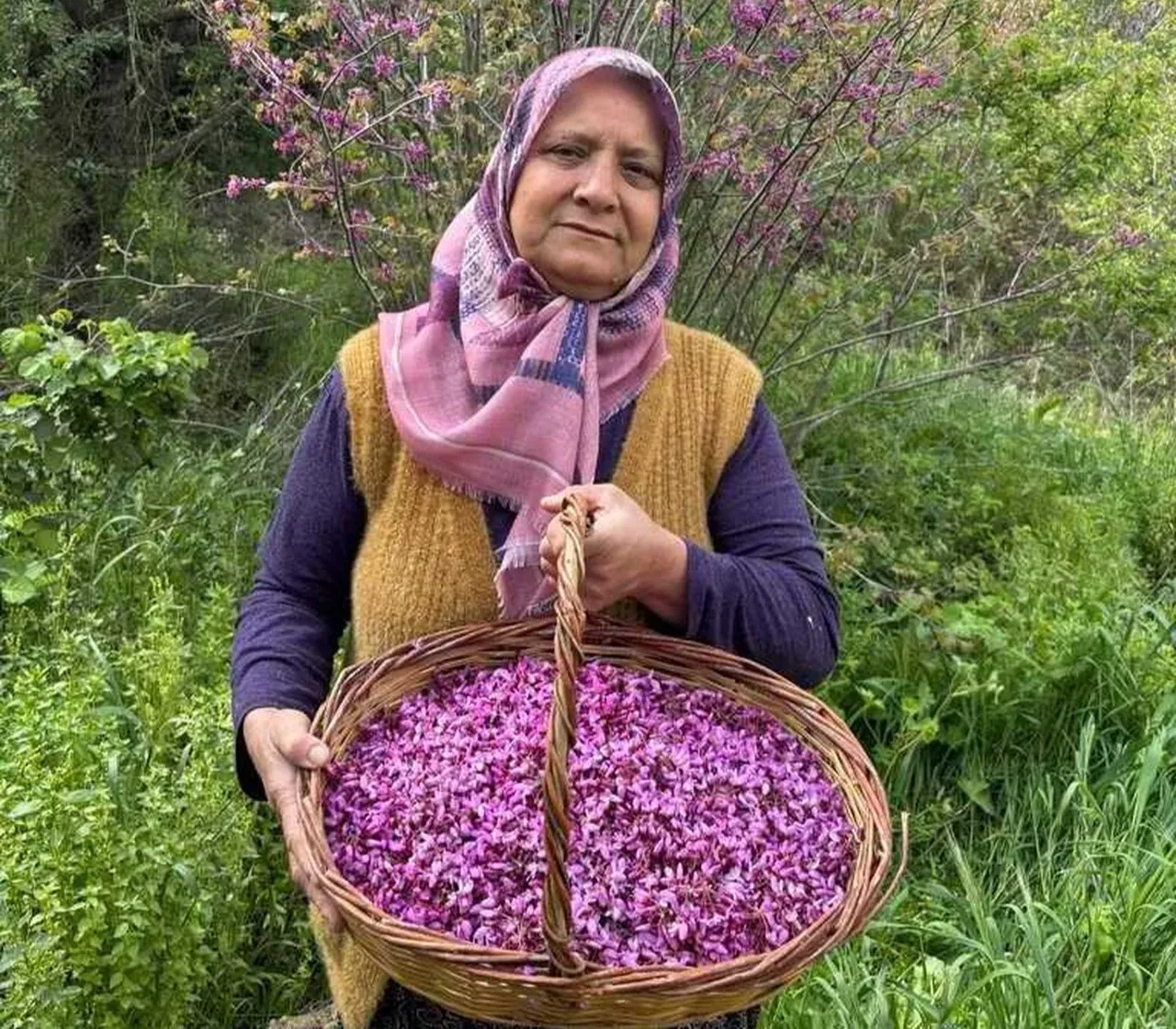 “Beni de görsünler” dedi, köy hayatını dünyaya açtı! Binlerce takipçisi var