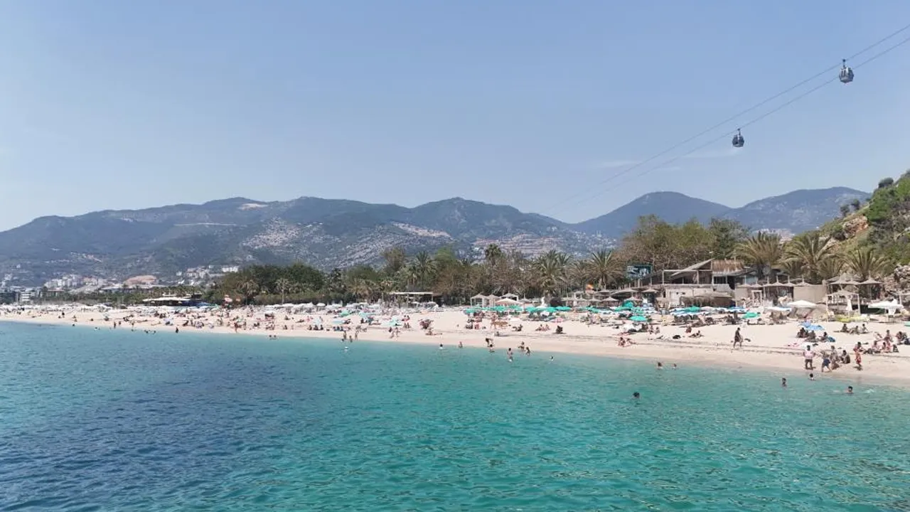 Havalar ısındı! Alanya sahilleri doldu taştı