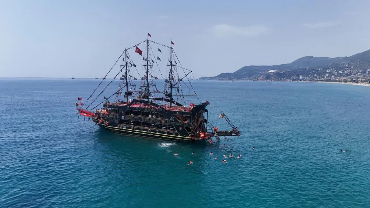 Havalar ısındı! Alanya sahilleri doldu taştı