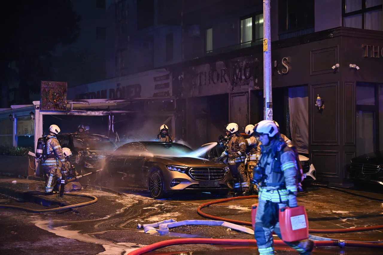 Kadıköy'de oto galeride yangın! Lüks araçlar hurdaya döndü