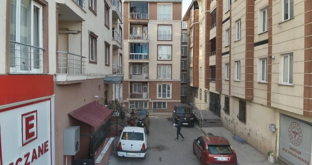 Rüşvet ve kaçakçılık operasyonu: Aktif polis dahil 7 kişi tutuklandı