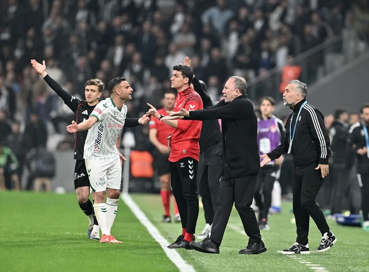 Sakin ol Hoca'm! Beşiktaş'ta Sergen Yalçın'ın istifa kararı yine büyük krize yol açtı