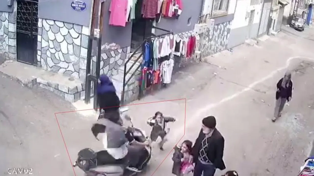 Sokakta facia! 4 yaşındaki çocuk havaya savruldu, dehşet anları kamerada