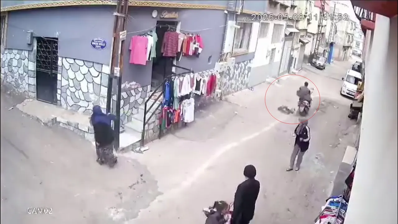 Sokakta facia! 4 yaşındaki çocuk havaya savruldu, dehşet anları kamerada