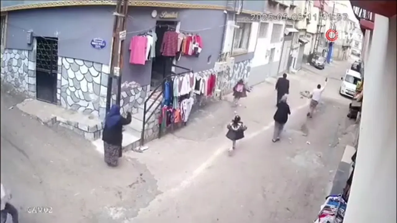 Sokakta facia! 4 yaşındaki çocuk havaya savruldu, dehşet anları kamerada