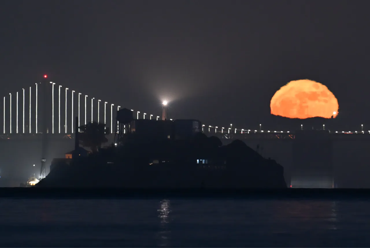 San Francisco'da görülen Mavi Ay