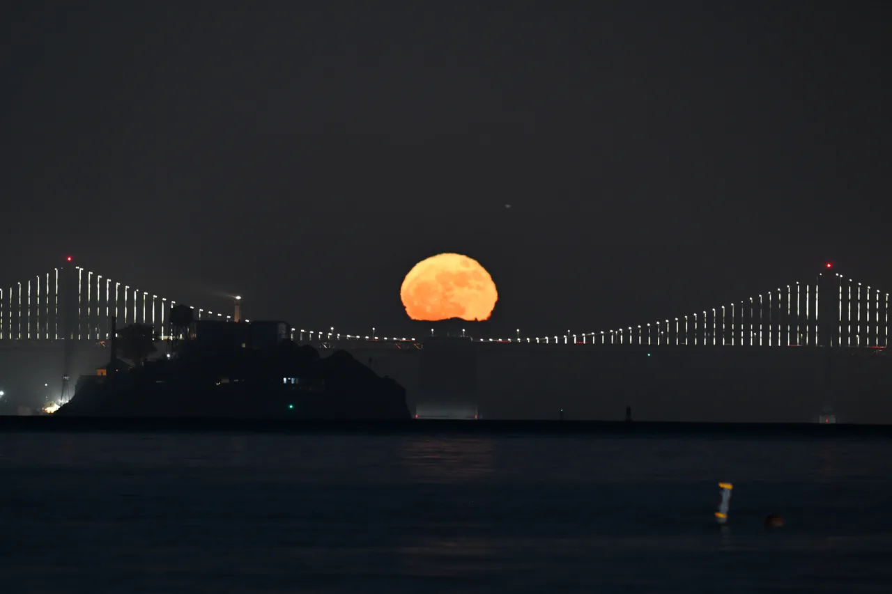 2053’e kadar bir daha görülemeyecek! İşte dünyanın dört bir yanında mest eden Mavi Ay görüntüleri