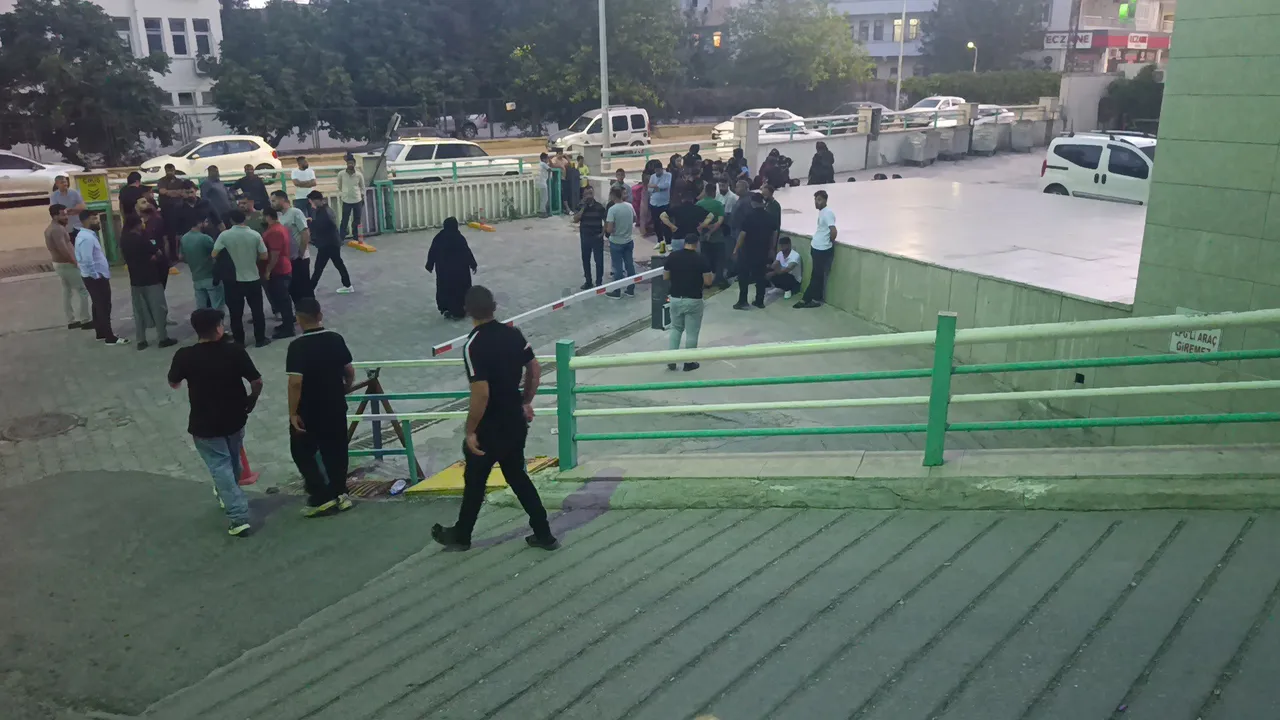 Araçla çarptığı çocuk öldü! Hastanede linç edildi
