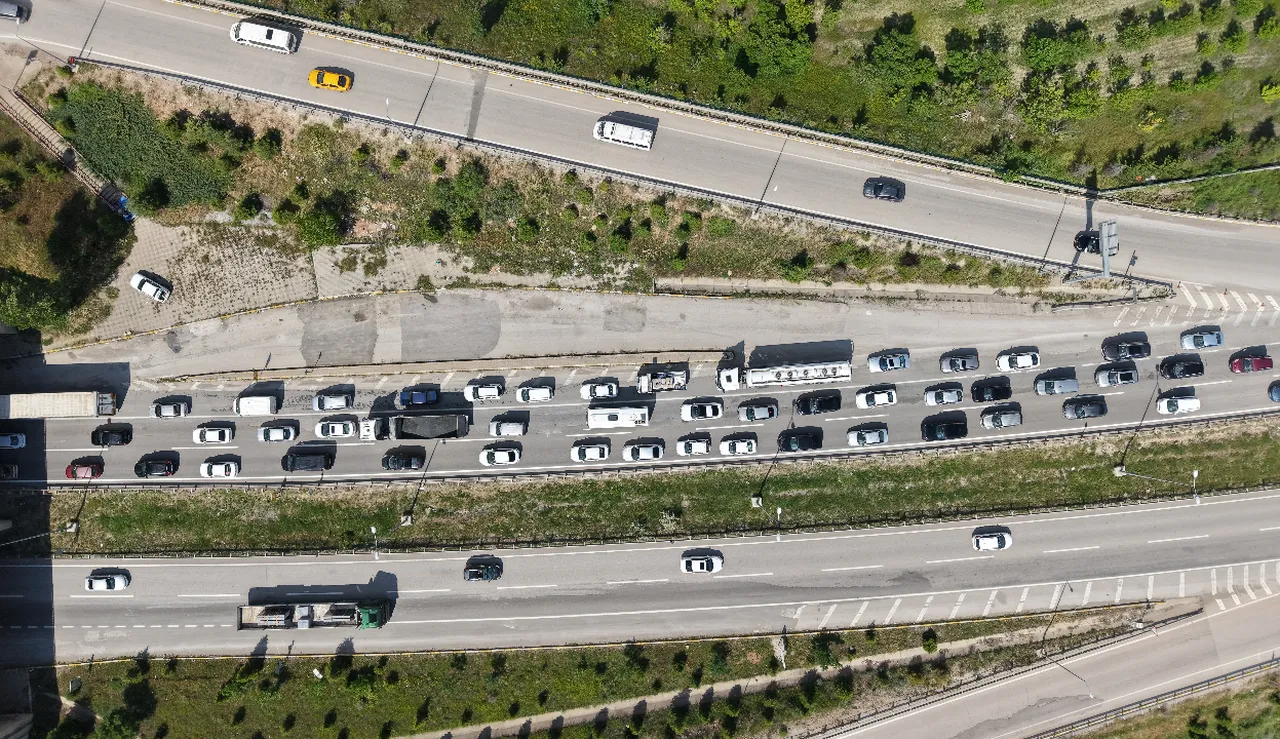 Bayram bitti ama çile bitmedi! Türkiye'nin 3 kritik noktasında trafik kilitlendi