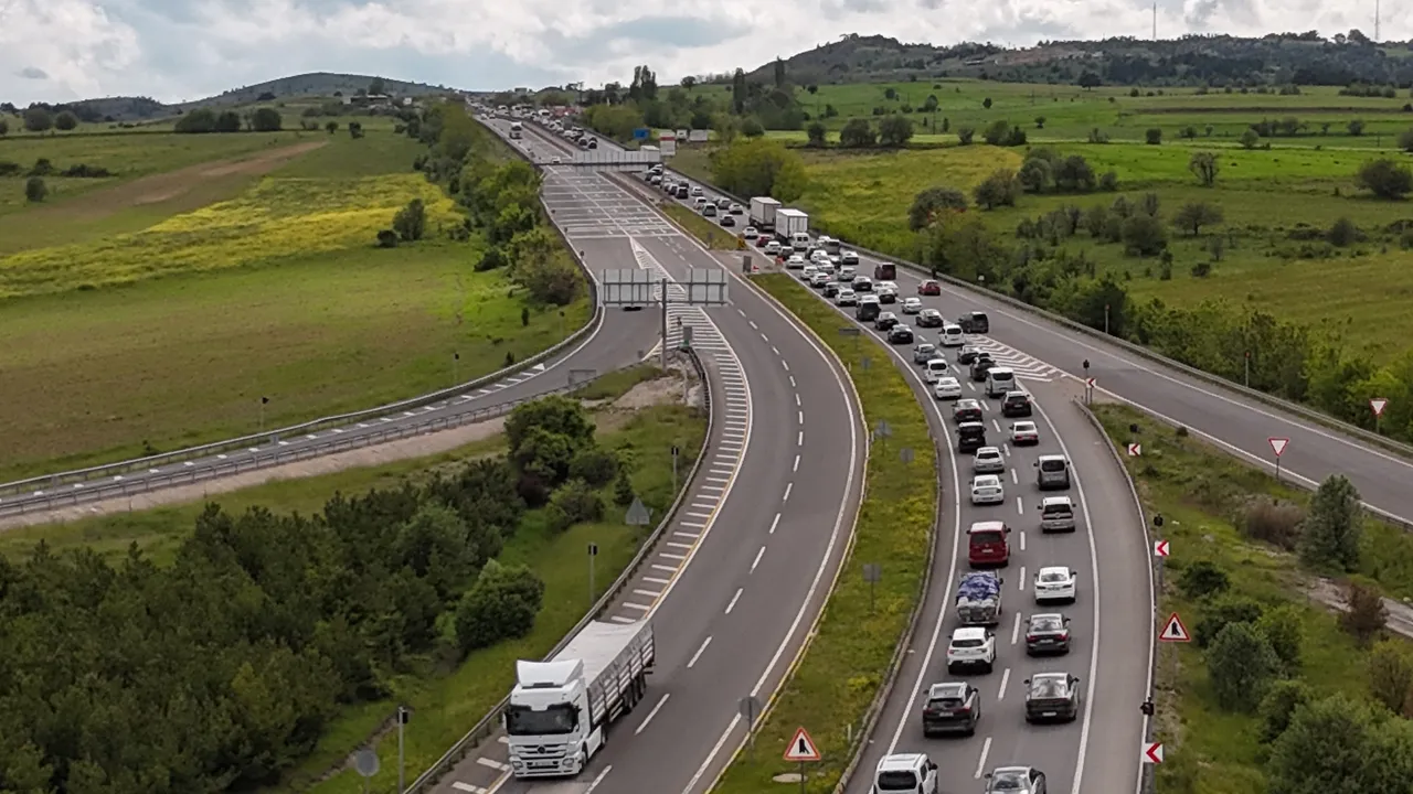 Bayram bitti ama çile bitmedi! Türkiyenin 3 kritik noktasında trafik kilitlendi