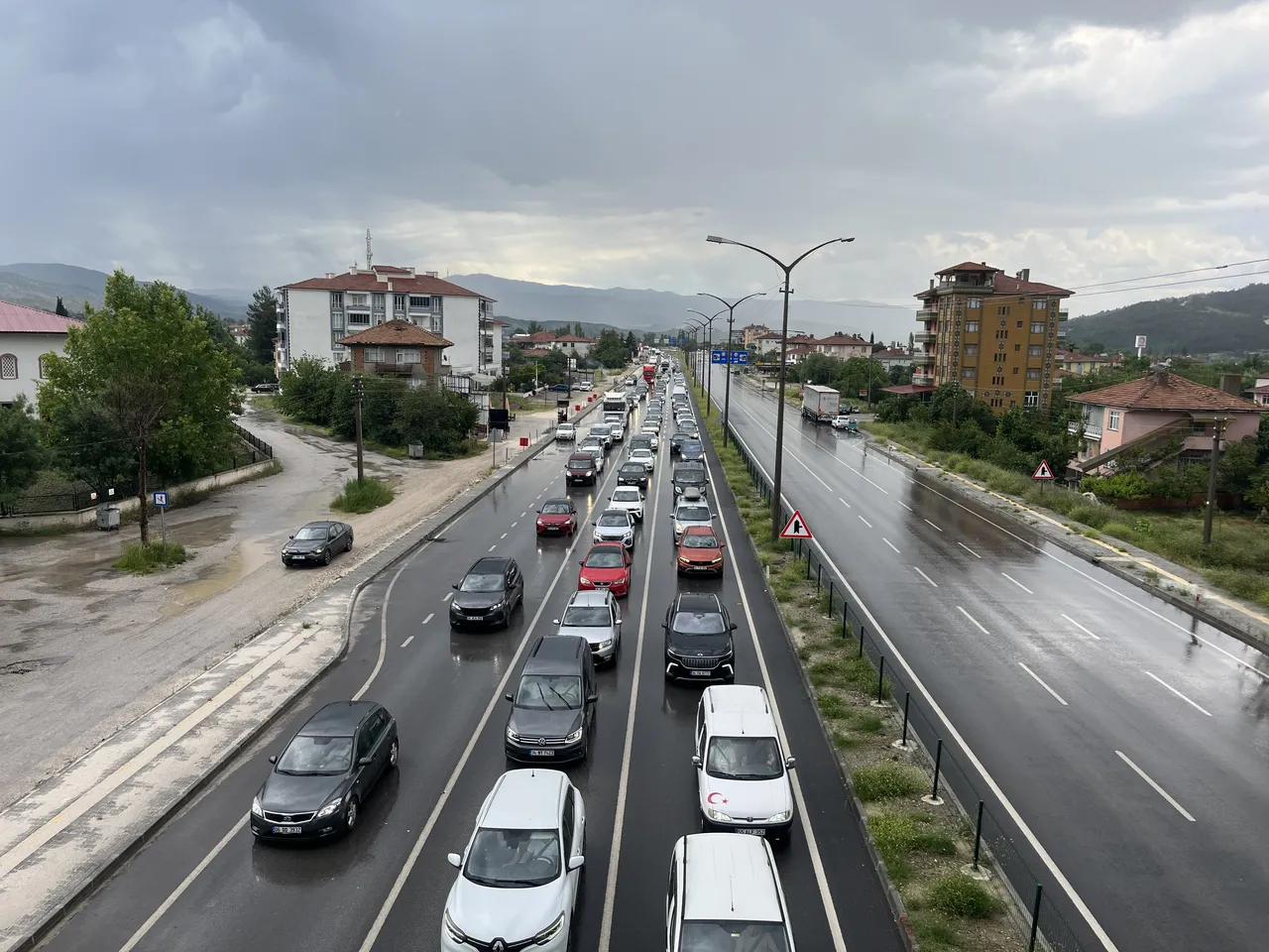 Bayram bitti ama çile bitmedi! Türkiyenin 3 kritik noktasında trafik kilitlendi