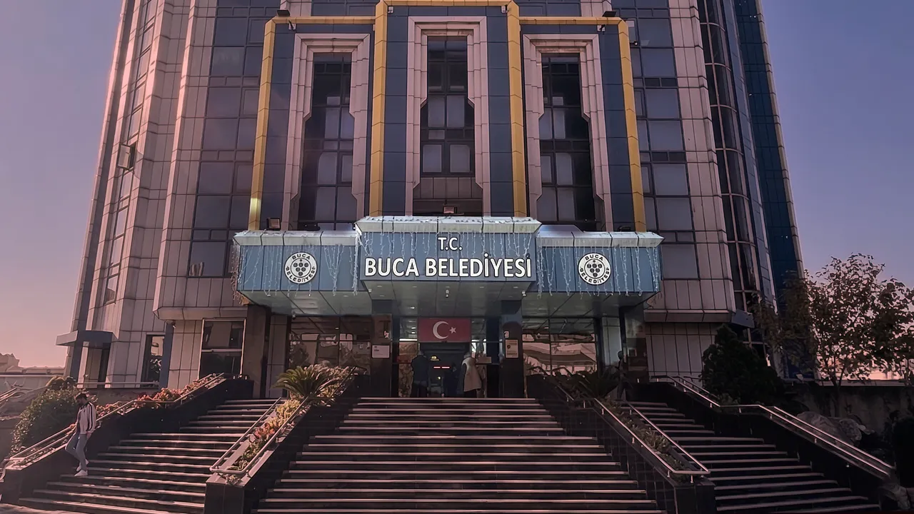 Buca Belediyesi'ne operasyon! Başkan Görkem Duman ve çok sayıda kişi gözaltına alındı